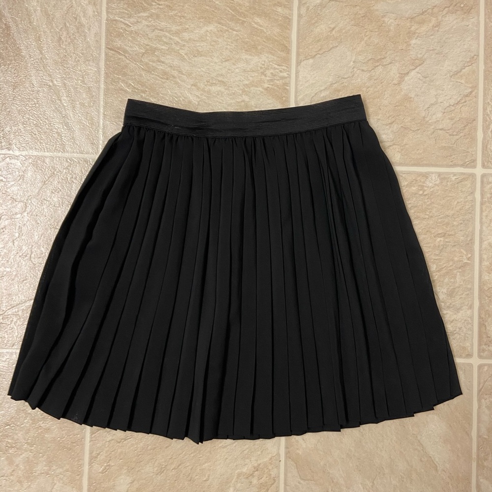 H&M black pleated skirt